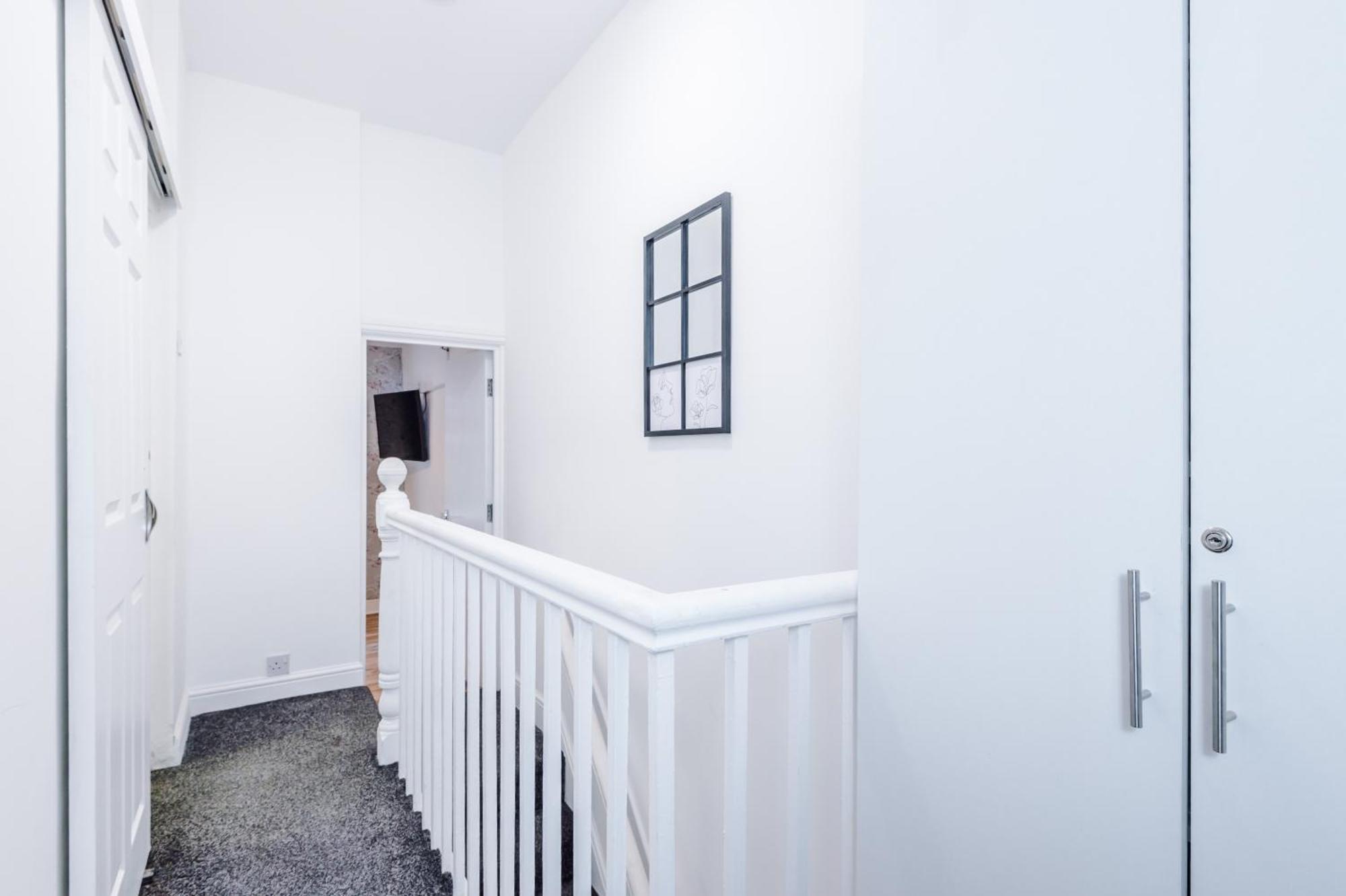 4 Bedroom Victorian House Манчестер Экстерьер фото